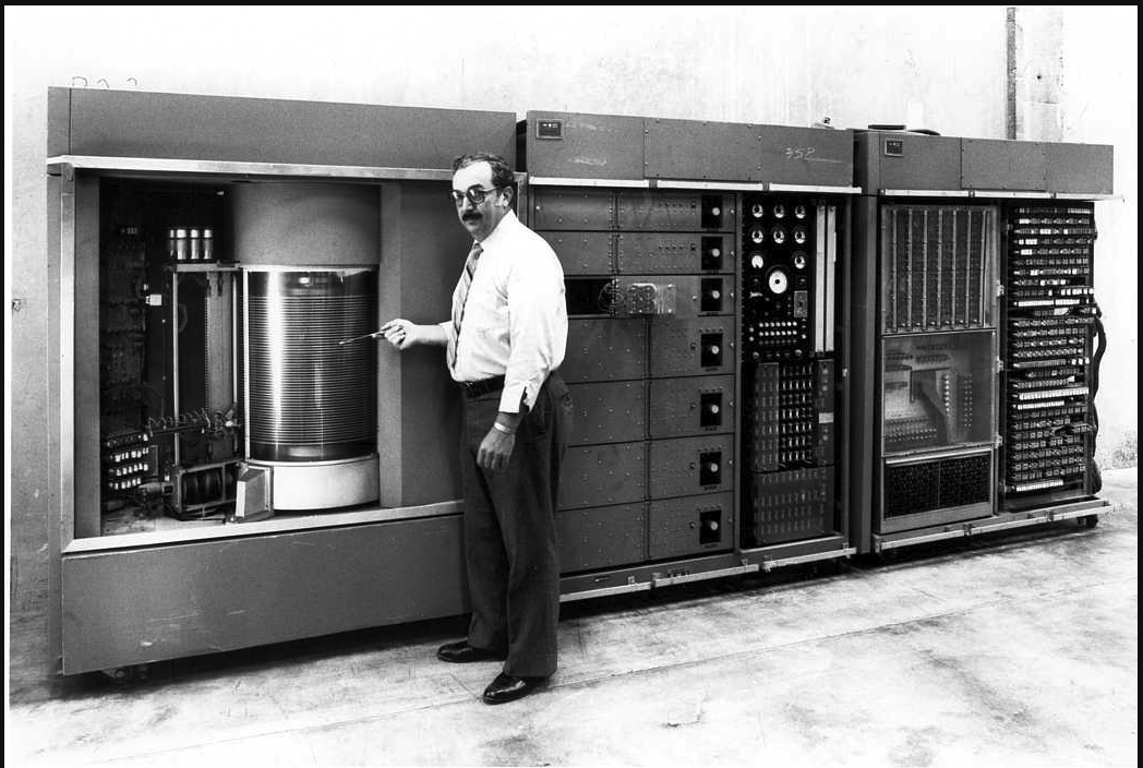اولین هارد دیسک توسط شرکت IBM در سال 1956 معرفی شد